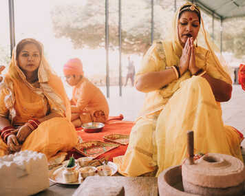 Brautmutter Nirmal bei einem religiösen Ritual der indischen königlichen Hochzeit