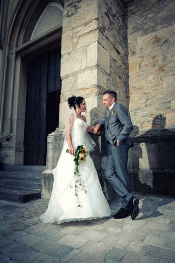 Das Brautpaar vor der Kirche auf einer Hochzeit in der Nähe von Graz